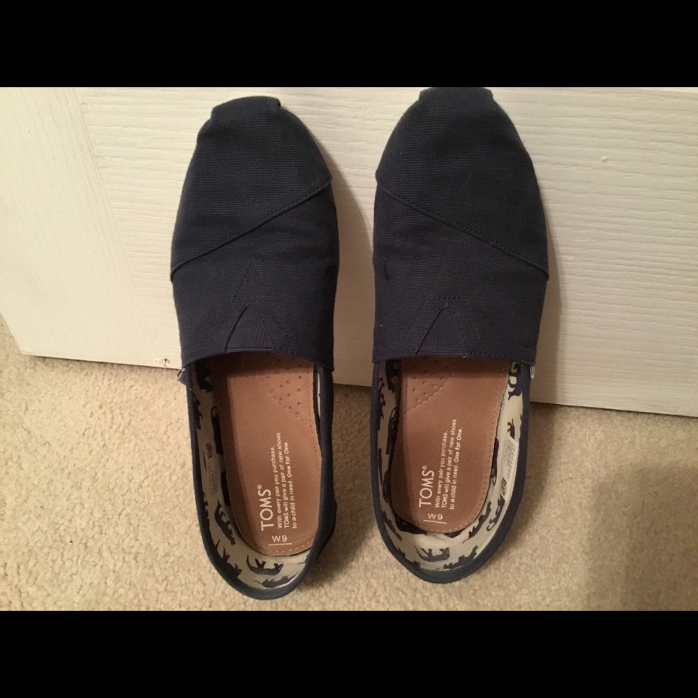 Navy blue women’s classic TOMS